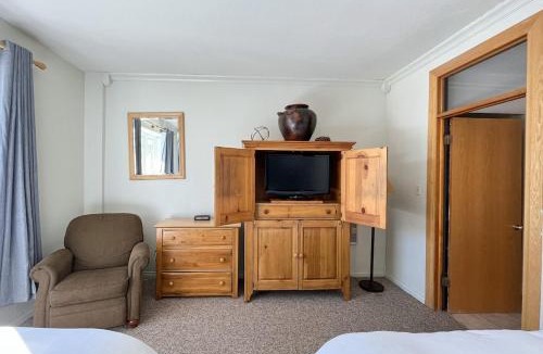 Brian Head Apartment | 7 Guests 2BR 2BA Pool Hot Tub & Game Room at CBL