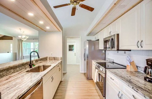 Englewood East House | 7 Mi to Beach: Family-Friendly Englewood Escape!