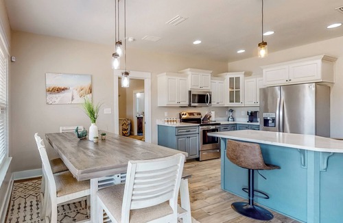Crestview House | 7 Mi to Emerald Coast Zoo! Poolside Paradise