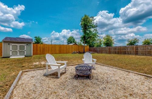 Crestview House | 7 Mi to Emerald Coast Zoo! Poolside Paradise