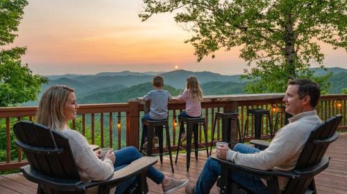 Wolf Laurel House | 7 Min From Hatley Pointe Views HotTub Fire Pit