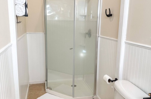 Kansas City House | 7 minutes to shopping and entertainment. Quiet farmhouse close to city w/pool.