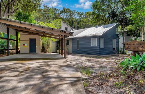 Rainbow Beach House | 7 Naiad Court - Rainbow Shores. Swimming Pool and Walk To Beach. Aircon. Wi-Fi.
