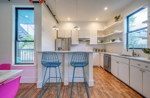 West End House | 7 Private Suites Sleeps 25 Walkable to DT!