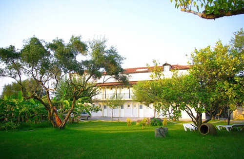 Neromilos Apartment | 7 Seaview Studios 150 meters from the Sea + 6000 sq.m2 garden (14 to 19 persons)