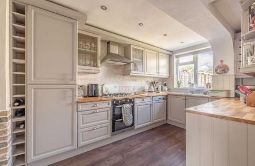 Windsor House | 7 Sleeper Cosy Home in Windsor Parking & Legoland