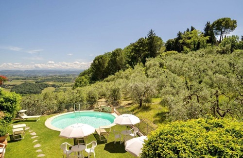 Pancole Apartment | 70 mq. First floor apartment composed of: living room with sofa, kitchenette (4 hotplates, mini-oven, fridge, dishwasher), 1 bedroom with 2 single beds, 1 bathroom with shower. Internal stairs leading to the second double bedroom, arranged on the mezzani