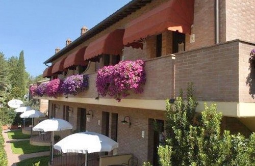 Pancole Apartment | 70 mq. First floor apartment composed of: living room with sofa, kitchenette (4 hotplates, mini-oven, fridge, dishwasher), 1 bedroom with 2 single beds, 1 bathroom with shower. Internal stairs leading to the second double bedroom, arranged on the mezzani