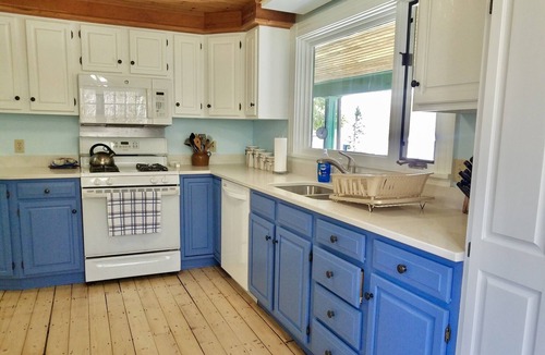 Surry House | 70 Oceanfront acres! 5B/3B Farmhouse on Newbury Neck-Sleeps 10. Fireplace, pets!