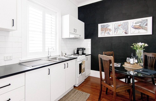 Central Mudgee Apartment | 70 On Mortimer "Jungle Room" is a newly renovated self contained 1 bedroom unit