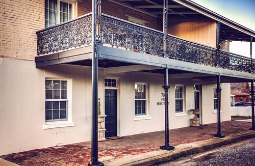 Central Mudgee Apartment | 70 On Mortimer "Jungle Room" is a newly renovated self contained 1 bedroom unit