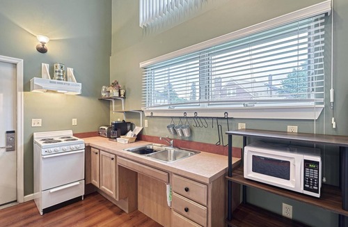 Hershey Apartment | 700 sq ft Suite w/Full Kitchen (ADA Compliant | 2 Floors)