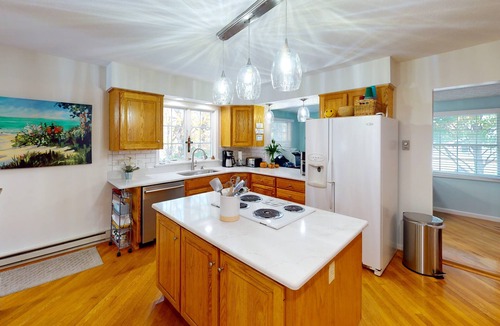 Lakeside Cottage | 720 Jamine Ave. Spacious Cottage in Quiet Area Near the Pool and Pickleball!