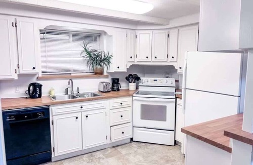 Kirkland House | 7406 2-bed · Convenient & Cozy Kirkland 2-bed Fenced Yard+Deck