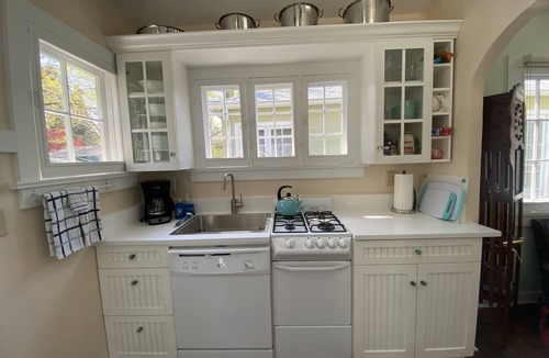 Union Pier Cottage | 75 Paces to Beach Stairs! Walk to Road House Diner + Whistle Stop Deli/Bakery!