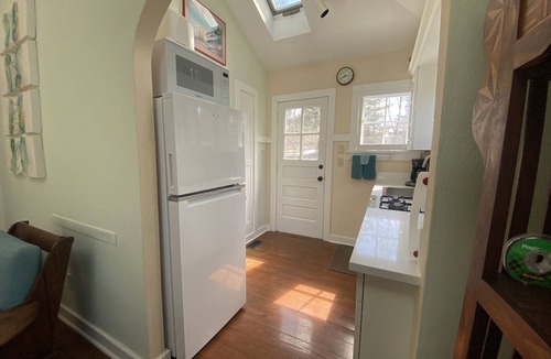 Union Pier Cottage | 75 Paces to Beach Stairs! Walk to Road House Diner + Whistle Stop Deli/Bakery!