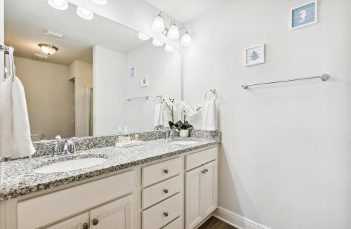 Thomas Drive Villa | 7664 Shadow Lake - Hathaway Hideout - 3 Bedroom Sleeps 9