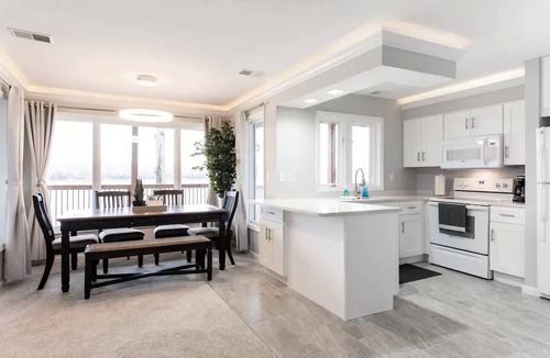 Prospect House | 7BD * Luxury Waterfront Property * Near Louisville