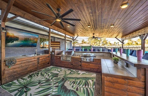 Paradise House | 7BR Grand Speakeasy - 3mi Strip, Pool+Spa, Games