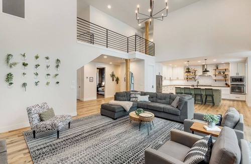 Deer Park House | 7BR Home, Towering Windows, Hot tub, SHARC passes