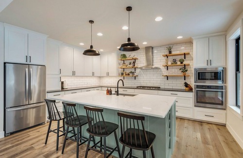 Deer Park House | 7BR Home, Towering Windows, Hot tub, SHARC passes