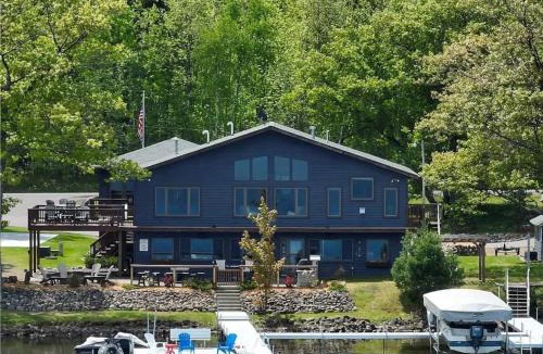 Hayward House | 7BR Luxury Waterfront Retreat on Grindstone Lake