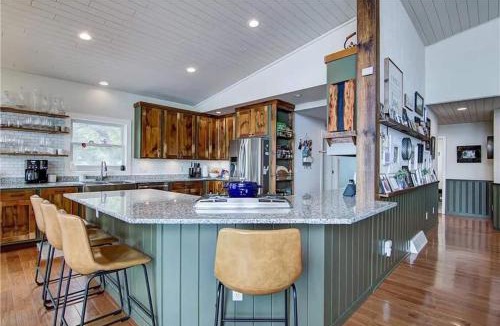Hayward House | 7BR Luxury Waterfront Retreat on Grindstone Lake