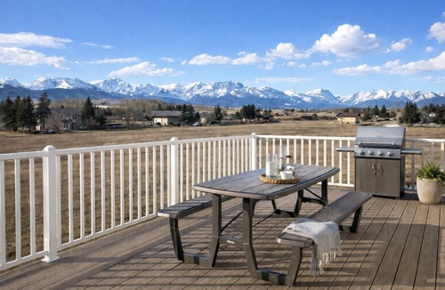Mountain View House | 7BR Sleeps 16 | 2 Kitchens | Hot Tub + Sauna | 15 Min to Waterton