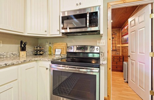 Sugar Pine Cabin | 7mi Yosemite | Fireplace | King Beds | Lewis Creek Cabin