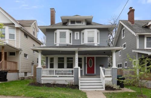 Cincinnati House | 7mins to Downtow Fresh Design Office Backyard BBQ
