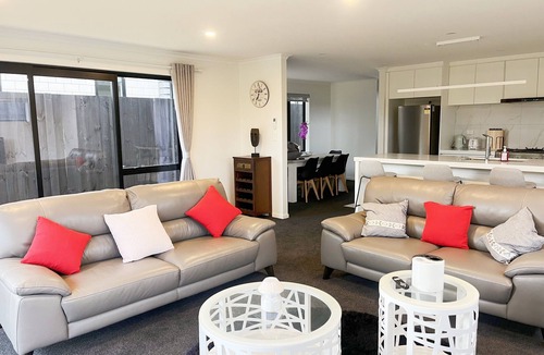 Hamilton House | 7th Heaven on the Waikato River