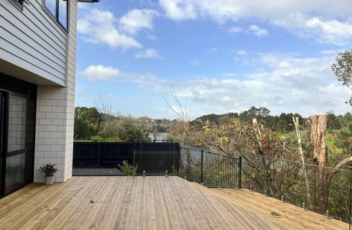 Hamilton House | 7th Heaven on the Waikato River