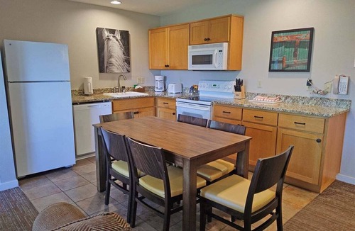 Bend Condo | 7th Mtn 823F - Cute 3 Bedroom Condo with Fireplace