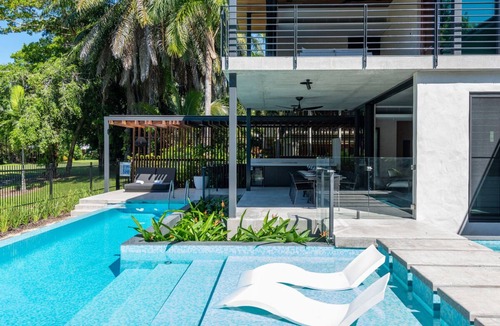 Port Douglas House | 8 Beachfront Mirage - 6 Bedroom Luxury Home in Exclusive Position