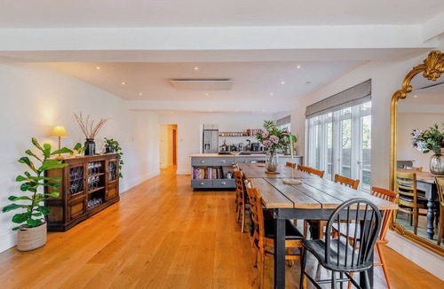 Eccles Cottage | 8 bedroom accommodation in Bluebell Hill, near Chatham