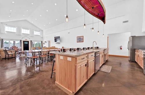 Branson House | 8-bedroom Branson Retreat- Hot Tub Porch Swings