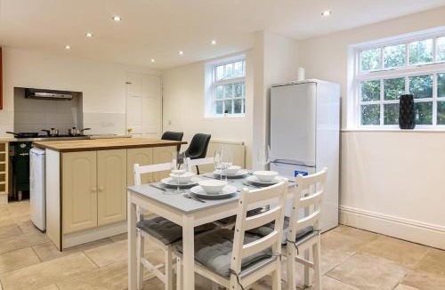 Barwell House | 8 Bedroom House in Barwell Sleeps 15 with Parking