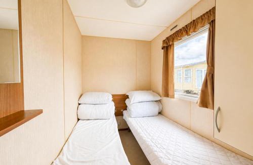 Louth House | 8 Berth Caravan With Decking At Sunnydale In Lincolnshire Ref 35087S