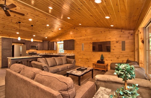 White Haven Cabin | 8 BR 4 BA SECLUDED 4000 SF. BACHELOR PARTIES/REUNIONS HOT TUB/WIFI! Sleeps 26!