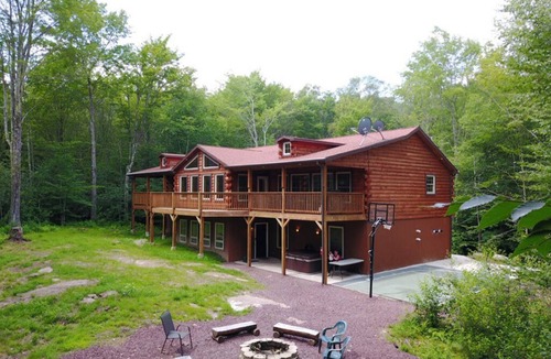 White Haven Cabin | 8 BR 4 BA SECLUDED 4000 SF. BACHELOR PARTIES/REUNIONS HOT TUB/WIFI! Sleeps 26!