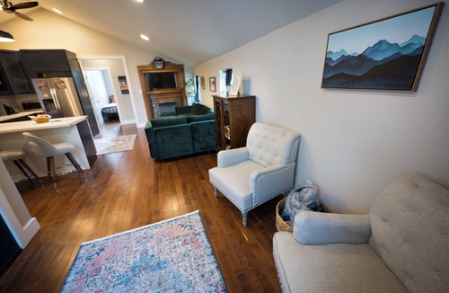 Avondale Apartment | 8 Cats Cincinnati Poolside Oasis Apartment-Walk to Zoo