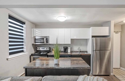 Niagara Falls Apartment | 8 KING Bed, Comfy Sofa, Close To Attractions
