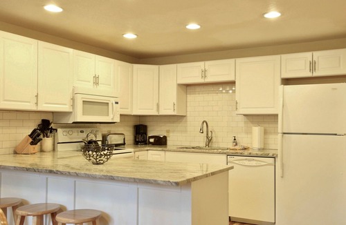 Overlook Park House | 8 Leisure - Light & Bright Home, Hot Tub, Quiet Area Close to SHARC + Passes Included