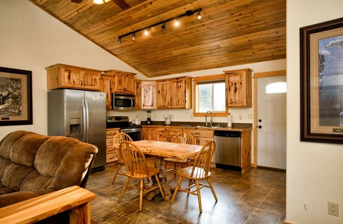 Lazy Acres Cabin | 8 miles from Yellowstone! Large Covered Porch, Gas BBQ, Smart TV, Next To Creek