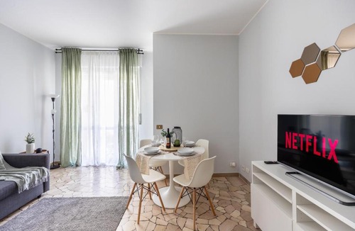 Stadera Apartment | [8 min dalla METRO] Casa Elegante con Netflix e Wifi