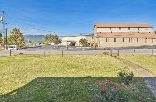 East Lake Cottage | 8 Mins to Downtown, Hospitals, Shops, Scenic Mountain Top View