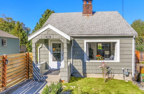 Maple Leaf Apartment | 8 minute walk from the light rail station to your front door! No car necessary!
