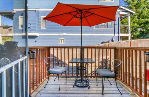 Maple Leaf Apartment | 8 minute walk from the light rail station to your front door! No car necessary!
