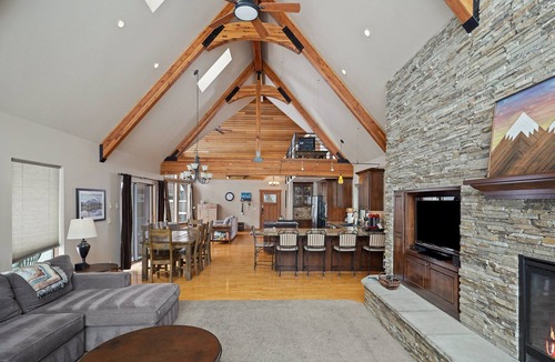 Deer Park House | 8 Mt Baker - Elegant & Peaceful, SHARC Passes, Hot Tub, Great Location!