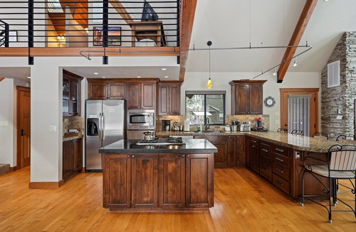 Deer Park House | 8 Mt Baker - Elegant & Peaceful, SHARC Passes, Hot Tub, Great Location!